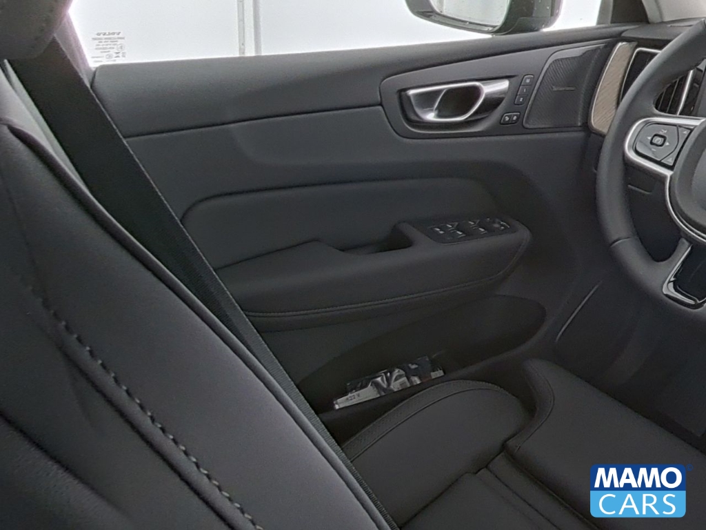 Fahrzeugabbildung Volvo XC60 B5 AWD Plus Dark ACC/BLIS/HUD/PANO/360°