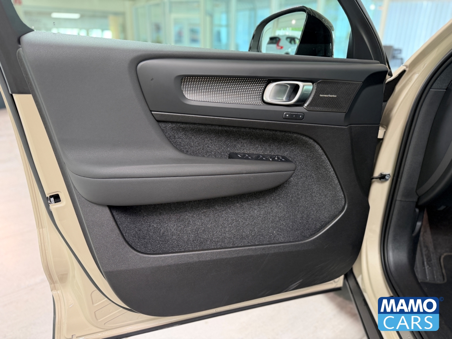 Fahrzeugabbildung Volvo XC40 B3 Plus Dark ACC/BLIS/360°/SHZ/LHZ/H&K