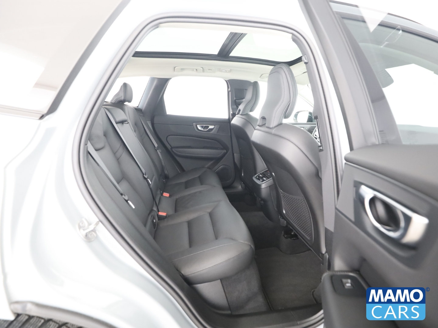 Fahrzeugabbildung Volvo XC60 B5 Ultra Dark AWD AHK/Luft/Pano/21-Zoll/360