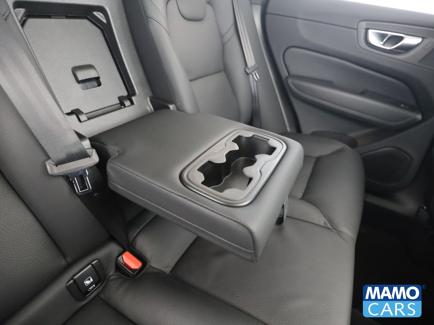 Fahrzeugabbildung Volvo XC60 B5 Ultra Dark AWD AHK/Luft/Pano/21-Zoll/360