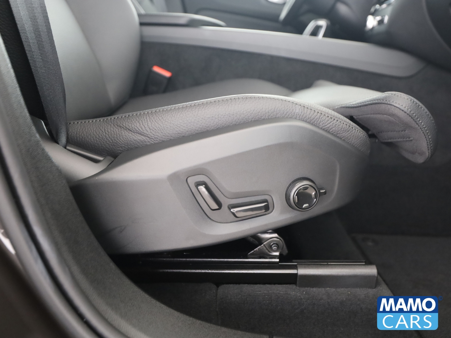 Fahrzeugabbildung Volvo XC60 B5 Core AWD/WINTER P./LICHT-P./H&K