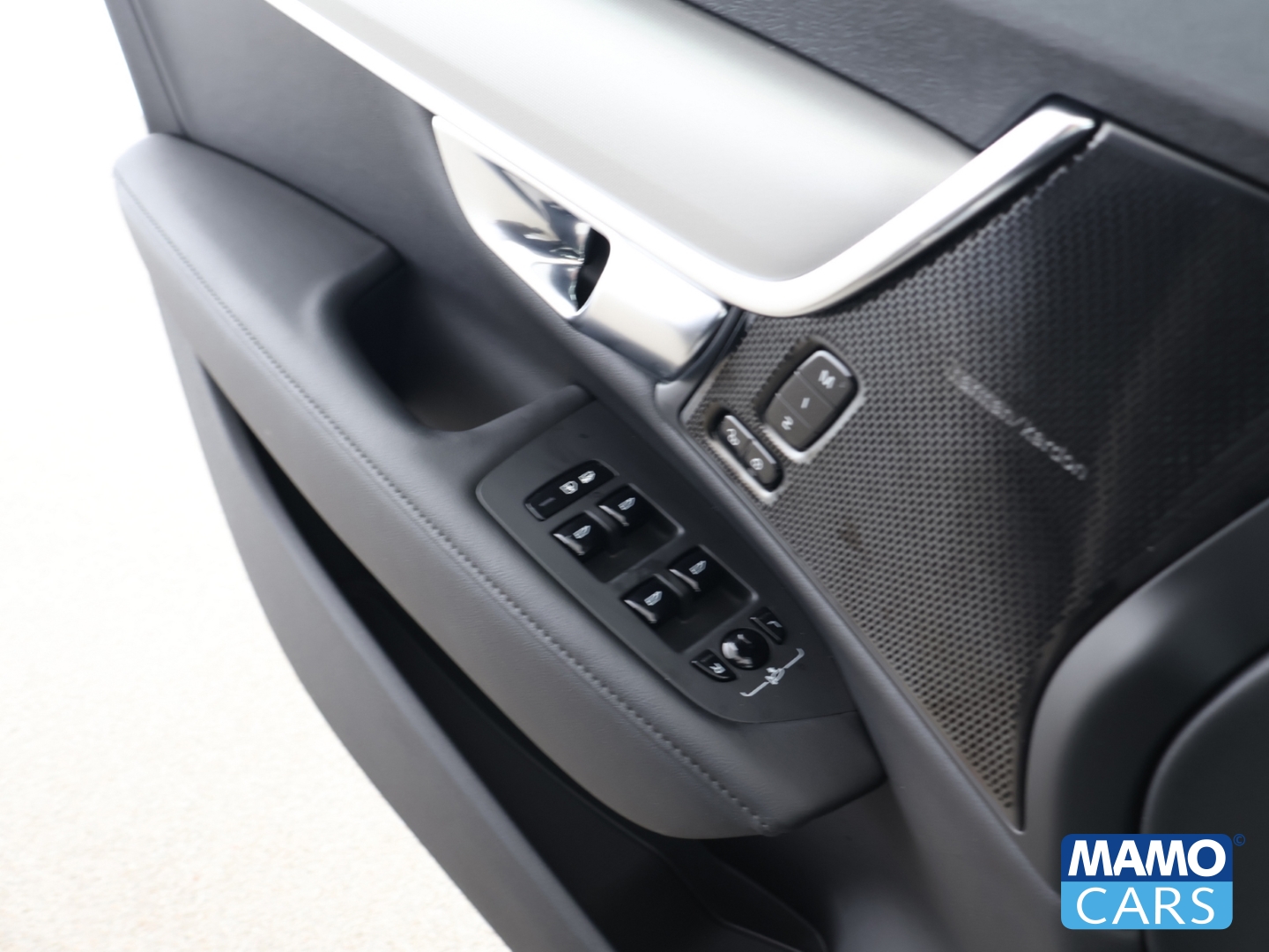 Fahrzeugabbildung Volvo V90 T6 AWD Recharge Plus Dark Plug-In Hybrid