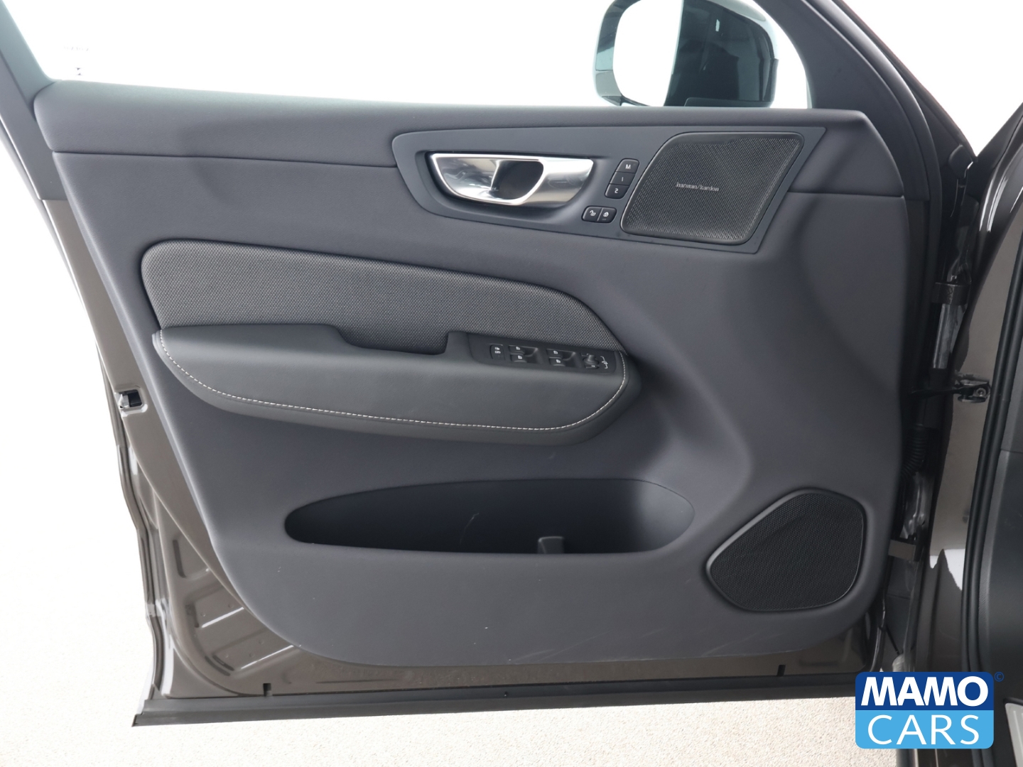 Fahrzeugabbildung Volvo XC60 T6 Recharge Plus Dark Plug-In Hybrid AWD