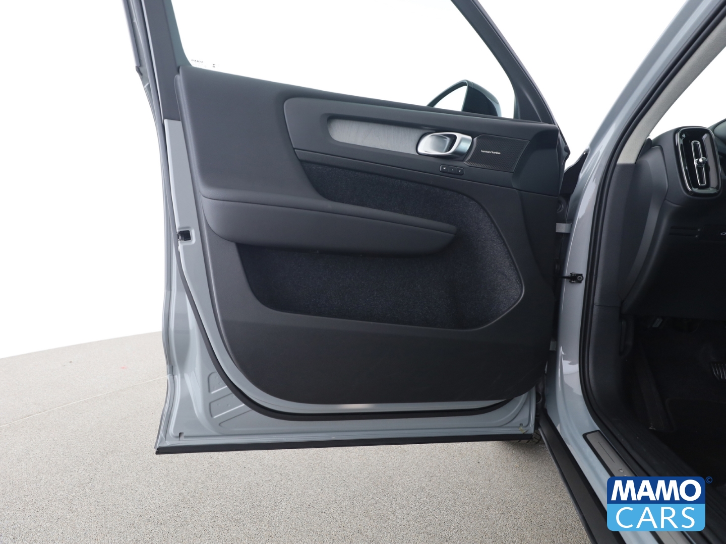 Fahrzeugabbildung Volvo XC40 B4 Plus Dark ACC/BLIS/360°/LHZ/H&K/PANO