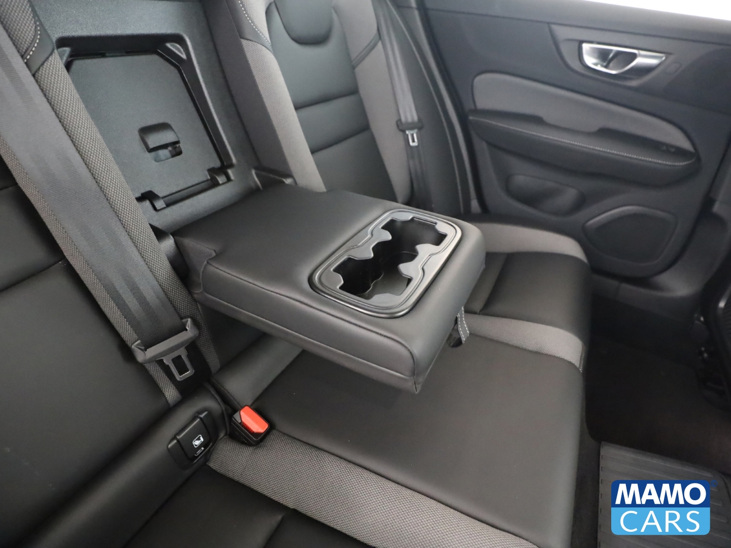 Fahrzeugabbildung Volvo V60 T6 AWD Ultra Dark ACC/AHK/BLIS/360°/H&K/PANO