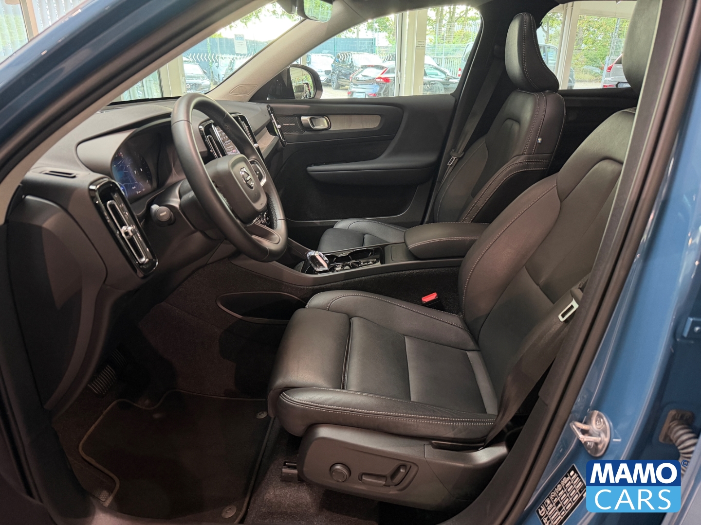 Fahrzeugabbildung Volvo XC40 B4 Plus Dark BLIS/H&K/4xSHZ/PANO/360CAM