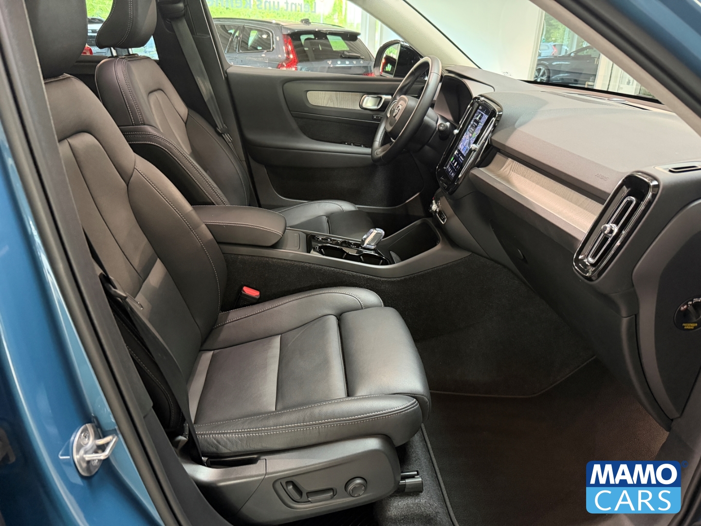 Fahrzeugabbildung Volvo XC40 B4 Plus Dark BLIS/H&K/4xSHZ/PANO/360CAM
