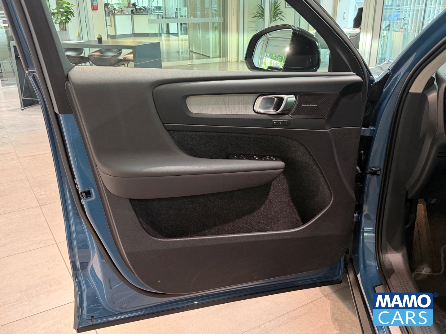 Fahrzeugabbildung Volvo XC40 B4 Plus Dark BLIS/H&K/4xSHZ/PANO/360CAM