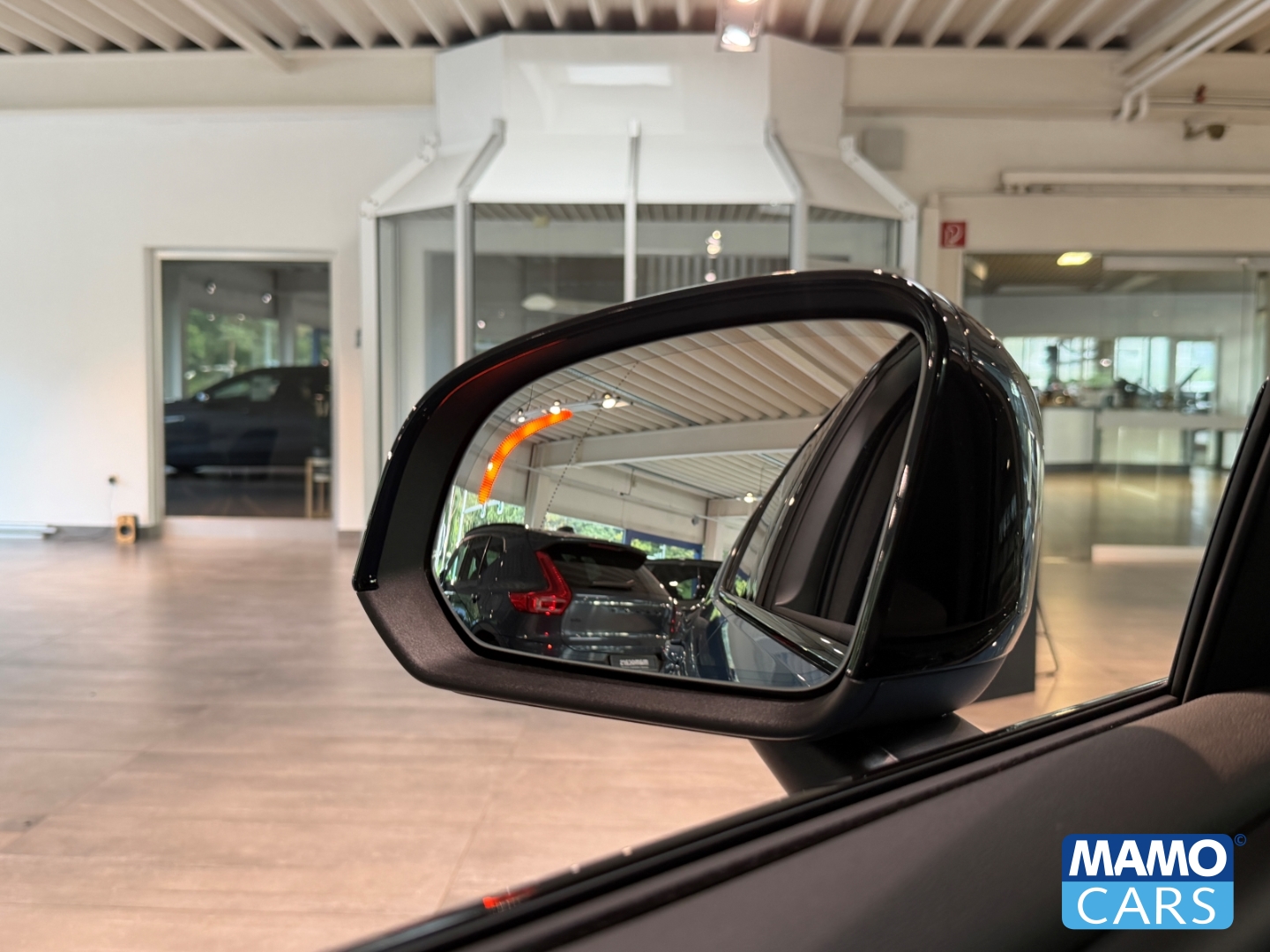 Fahrzeugabbildung Volvo XC40 B4 Plus Dark BLIS/H&K/4xSHZ/PANO/360CAM
