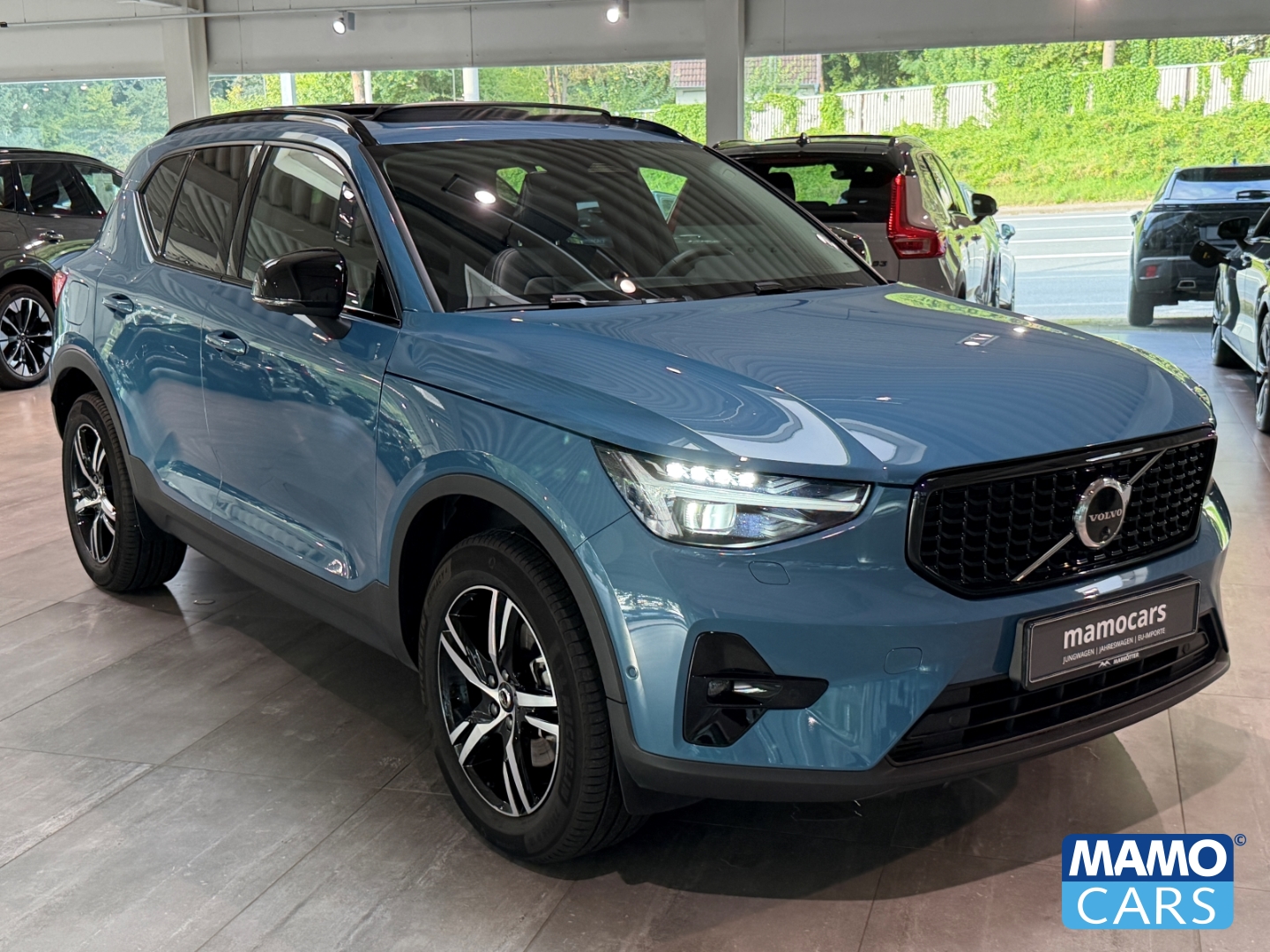 Fahrzeugabbildung Volvo XC40 B4 Plus Dark BLIS/H&K/4xSHZ/PANO/360CAM