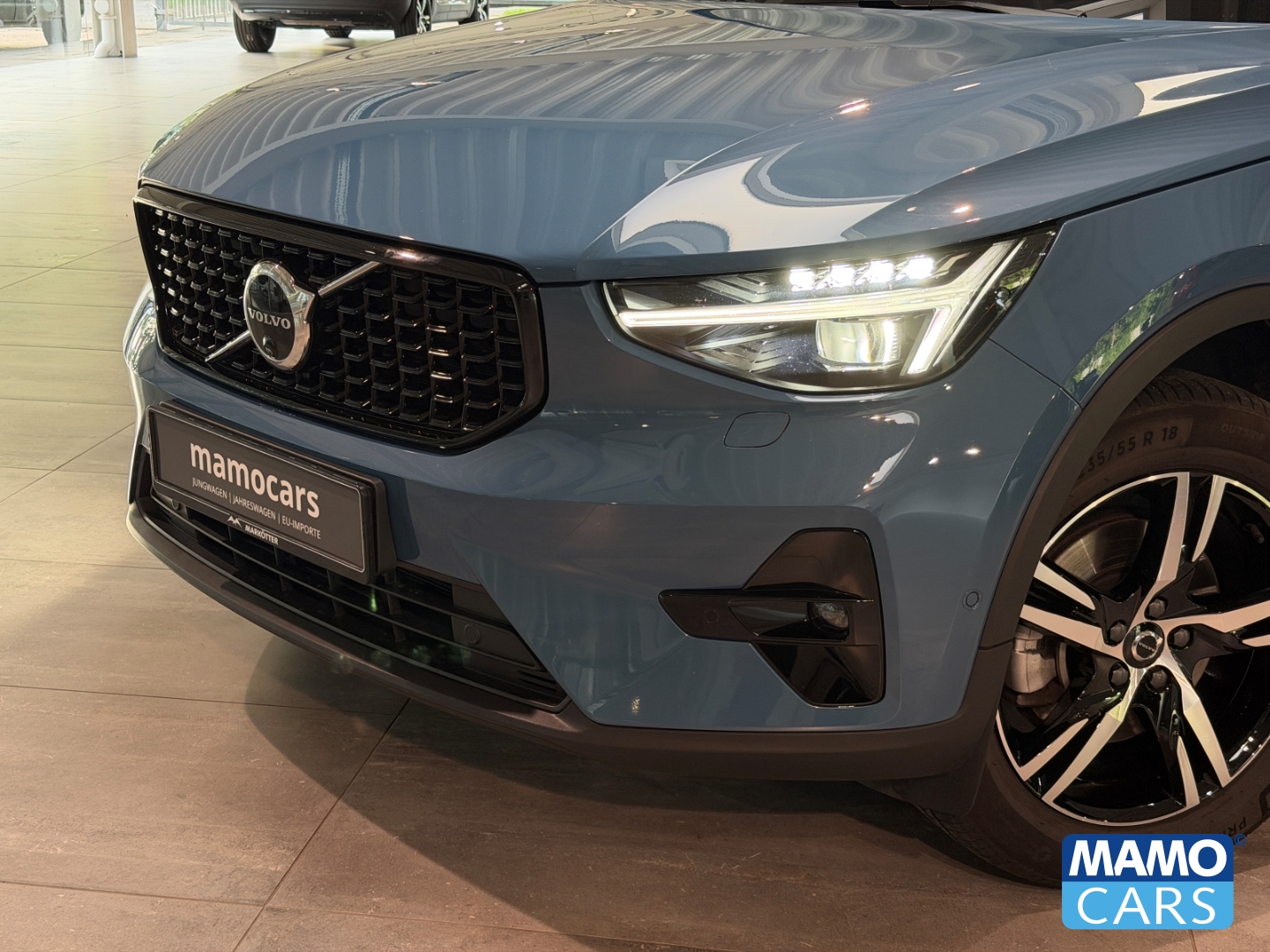 Fahrzeugabbildung Volvo XC40 B4 Plus Dark BLIS/H&K/4xSHZ/PANO/360CAM