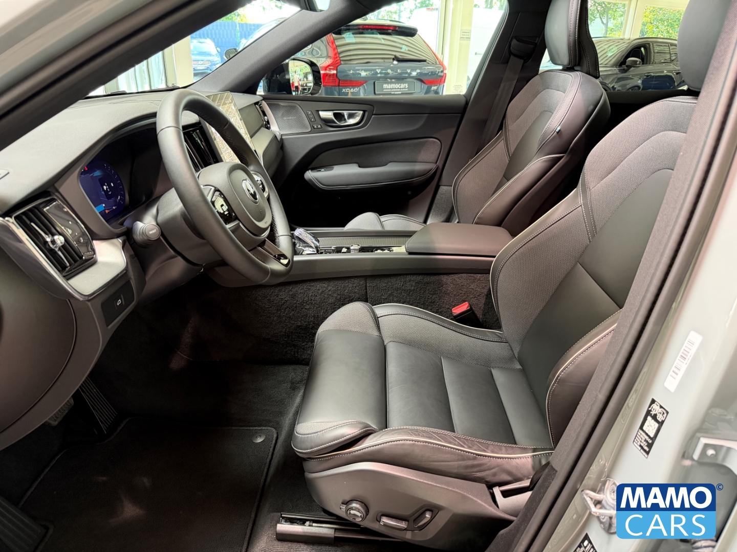 Fahrzeugabbildung Volvo XC60 B5 AWD Plus Black Edition AHK/ACC/360°/PANO