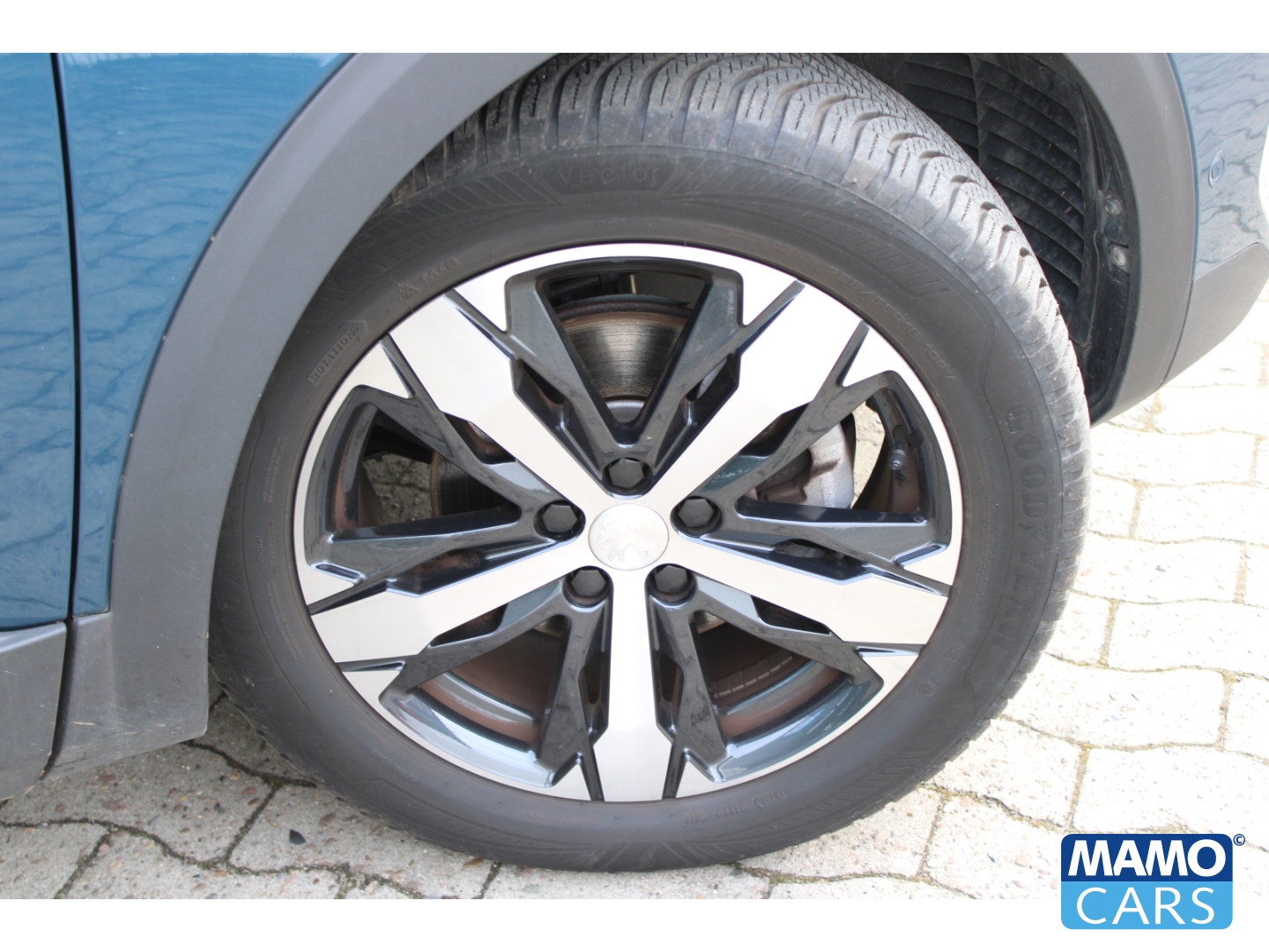 Fahrzeugabbildung Peugeot 3008 1.2 Allure Pack AHK/Allwetter/SHZ/Kamera