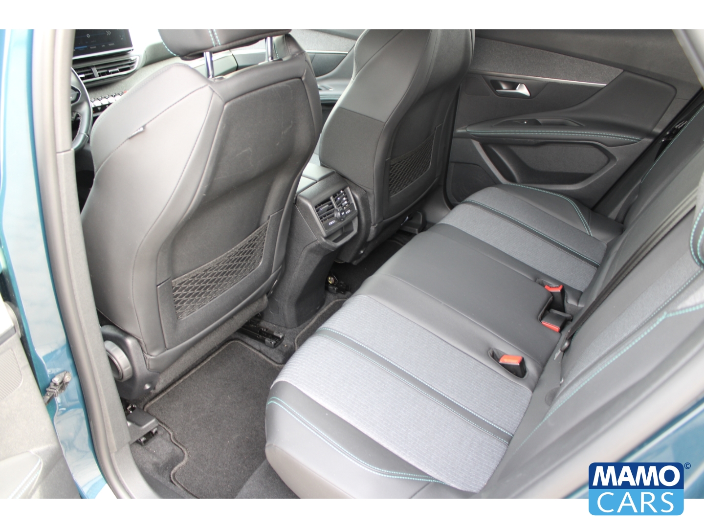 Fahrzeugabbildung Peugeot 3008 1.2 Allure Pack AHK/Allwetter/SHZ/Kamera