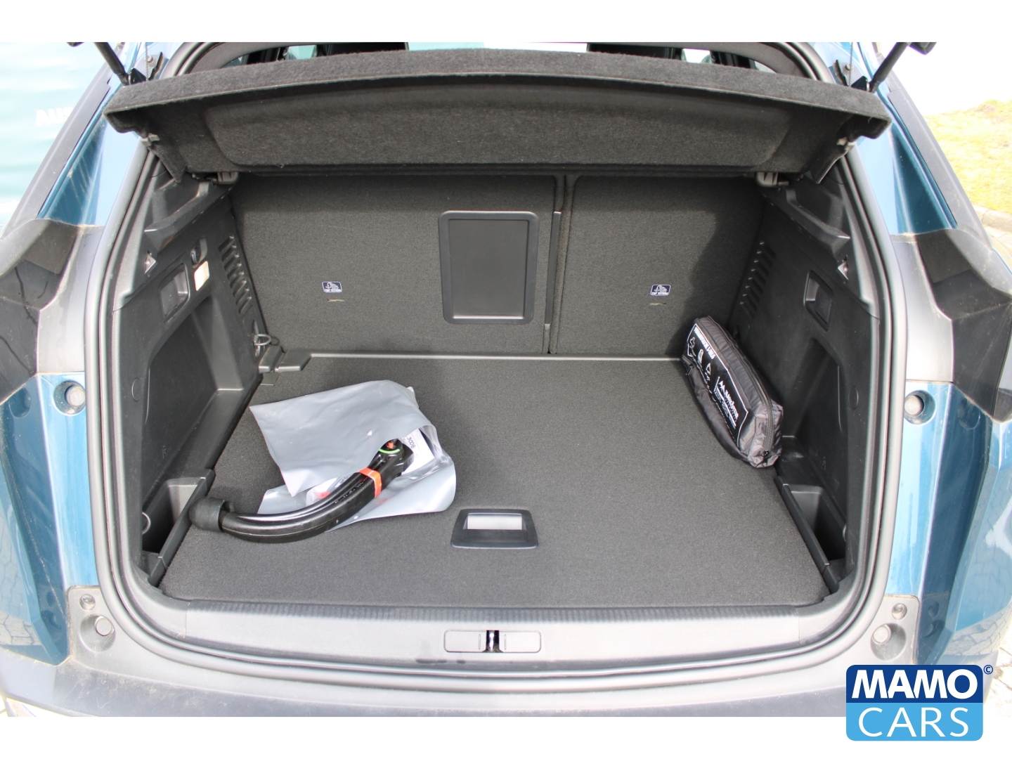 Fahrzeugabbildung Peugeot 3008 1.2 Allure Pack AHK/Allwetter/SHZ/Kamera