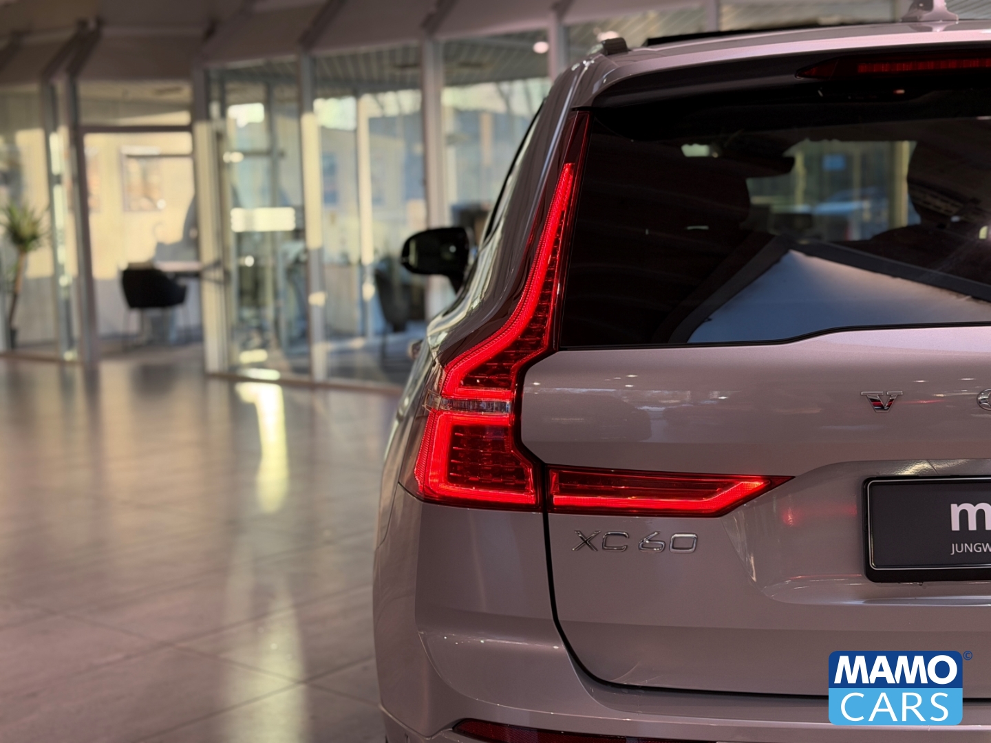 Fahrzeugabbildung Volvo XC60 B5 Ultra Dark ACC/BLIS/HUD/360°/H&K/PANO