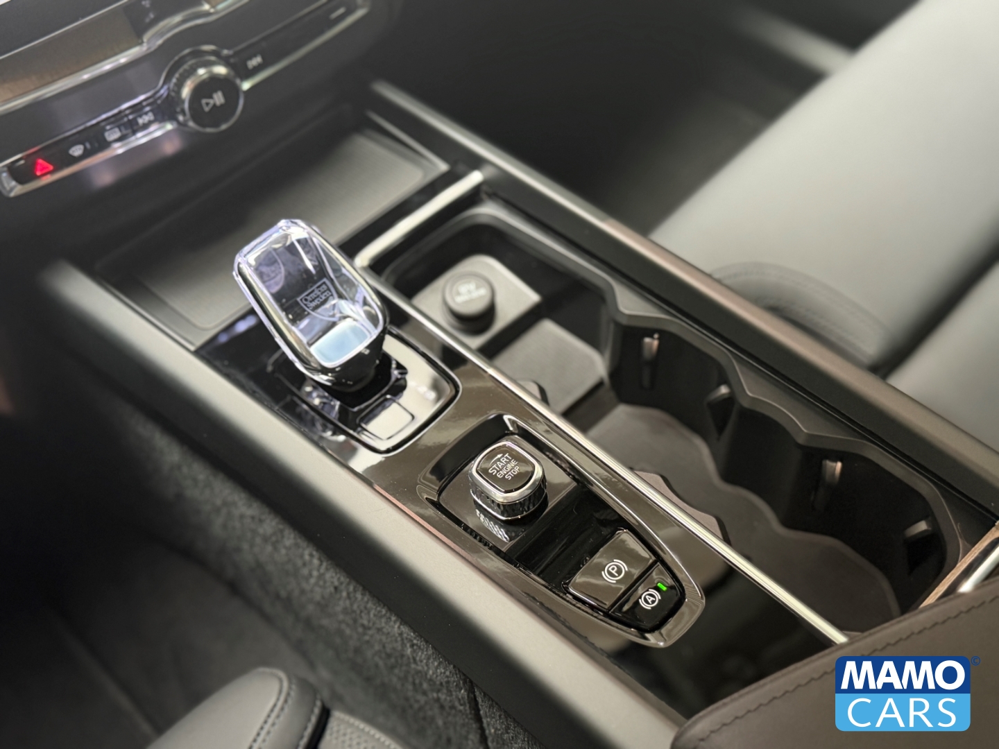 Fahrzeugabbildung Volvo XC60 B5 AWD Plus Dark FACELIFT/ACC/BLIS/360°/PANO/HUD