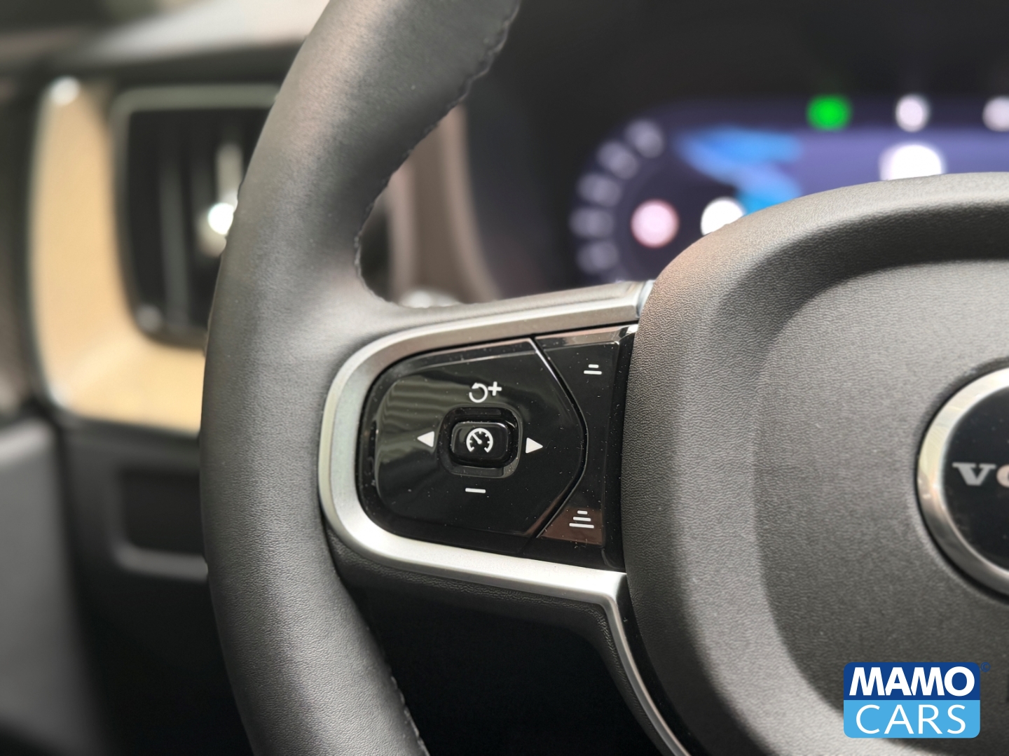 Fahrzeugabbildung Volvo XC60 B5 AWD Plus Dark FACELIFT/ACC/BLIS/360°/PANO/HUD