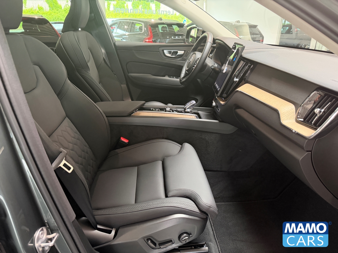 Fahrzeugabbildung Volvo XC60 B5 AWD Plus Dark FACELIFT/ACC/BLIS/360°/PANO/HUD