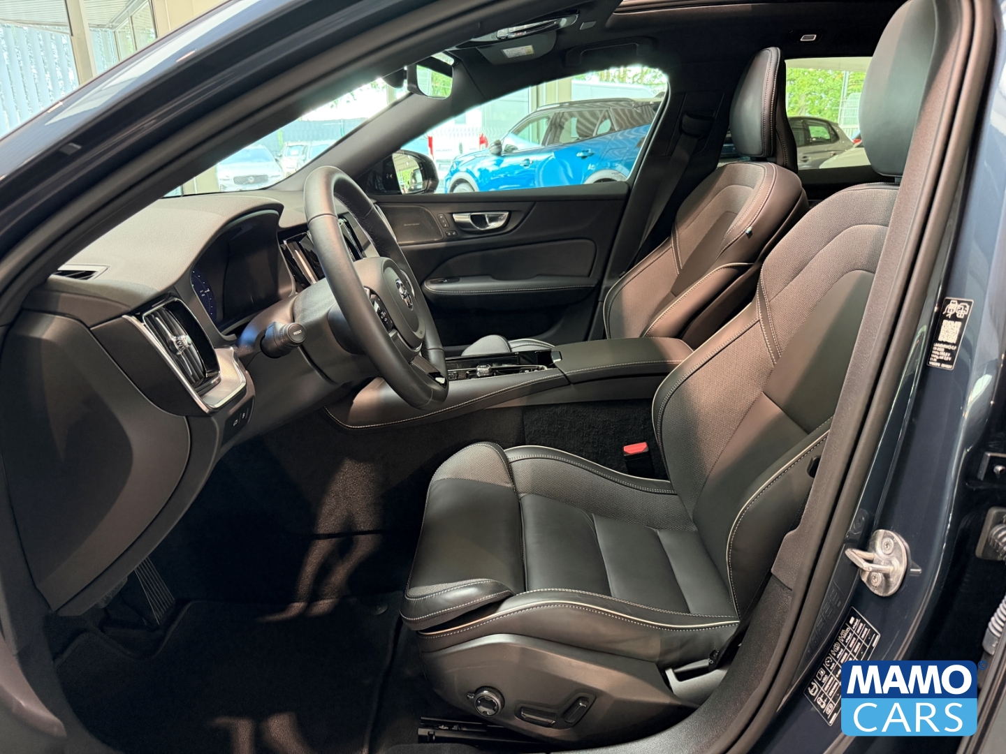Fahrzeugabbildung Volvo V60 T6 AWD Plus Dark ACC/BLIS/360°/PANO/HUD