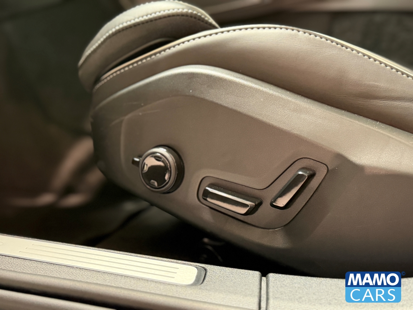 Fahrzeugabbildung Volvo V60 T6 AWD Plus Dark ACC/BLIS/360°/PANO/HUD