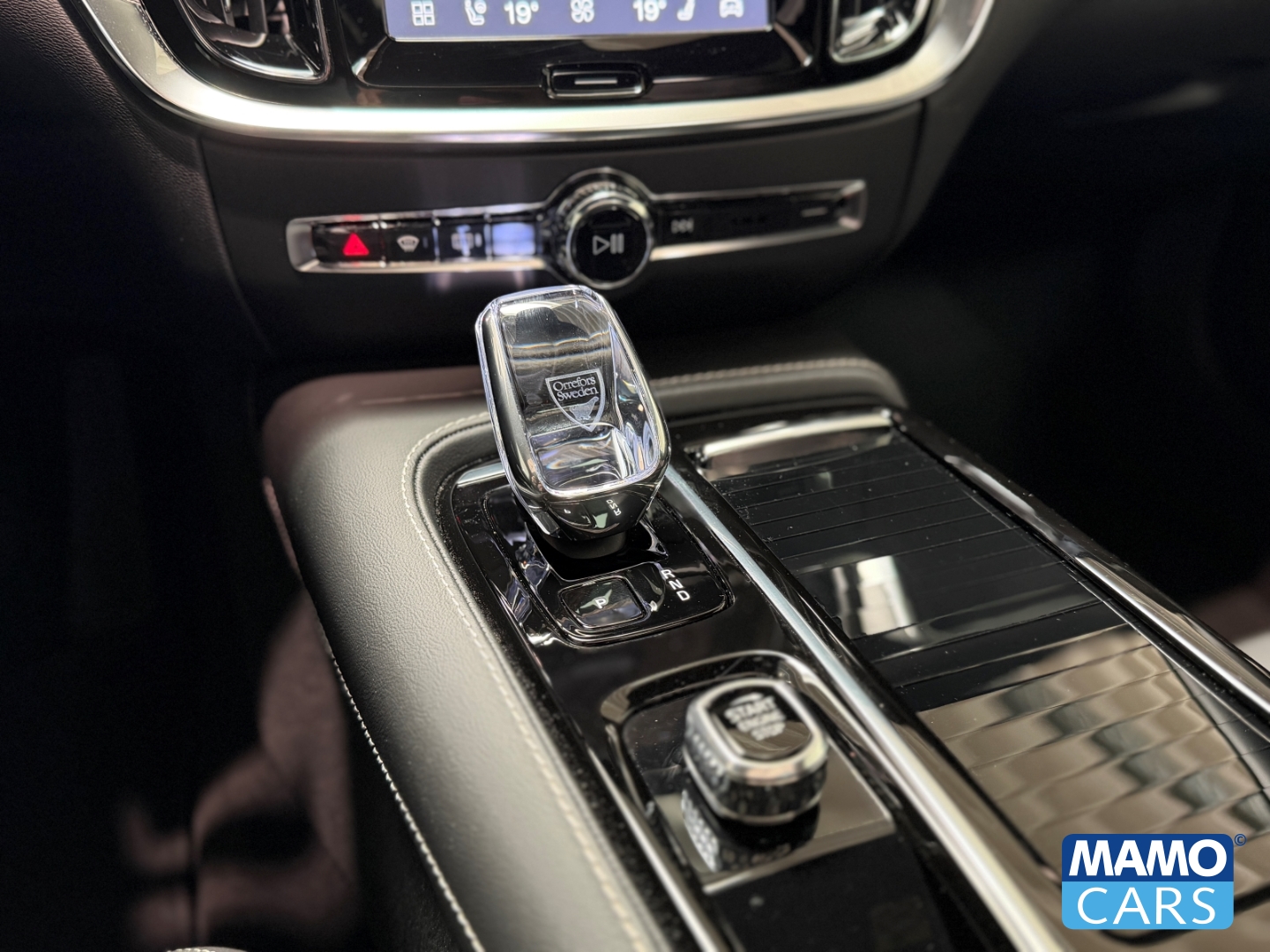 Fahrzeugabbildung Volvo V60 T6 AWD Plus Dark ACC/BLIS/360°/PANO/HUD
