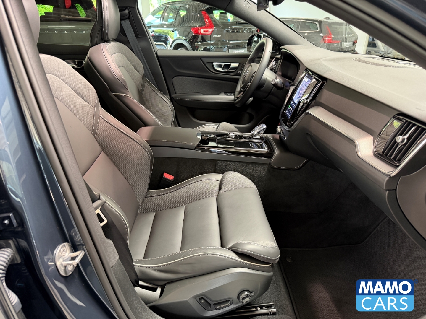 Fahrzeugabbildung Volvo V60 T6 AWD Plus Dark ACC/BLIS/360°/PANO/HUD