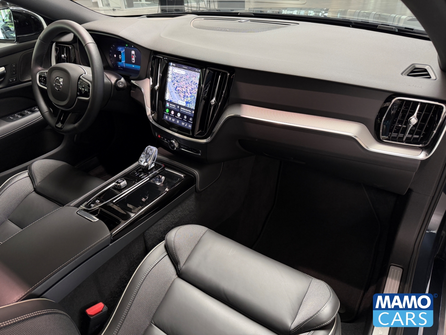 Fahrzeugabbildung Volvo V60 T6 AWD Plus Dark ACC/BLIS/360°/PANO/HUD