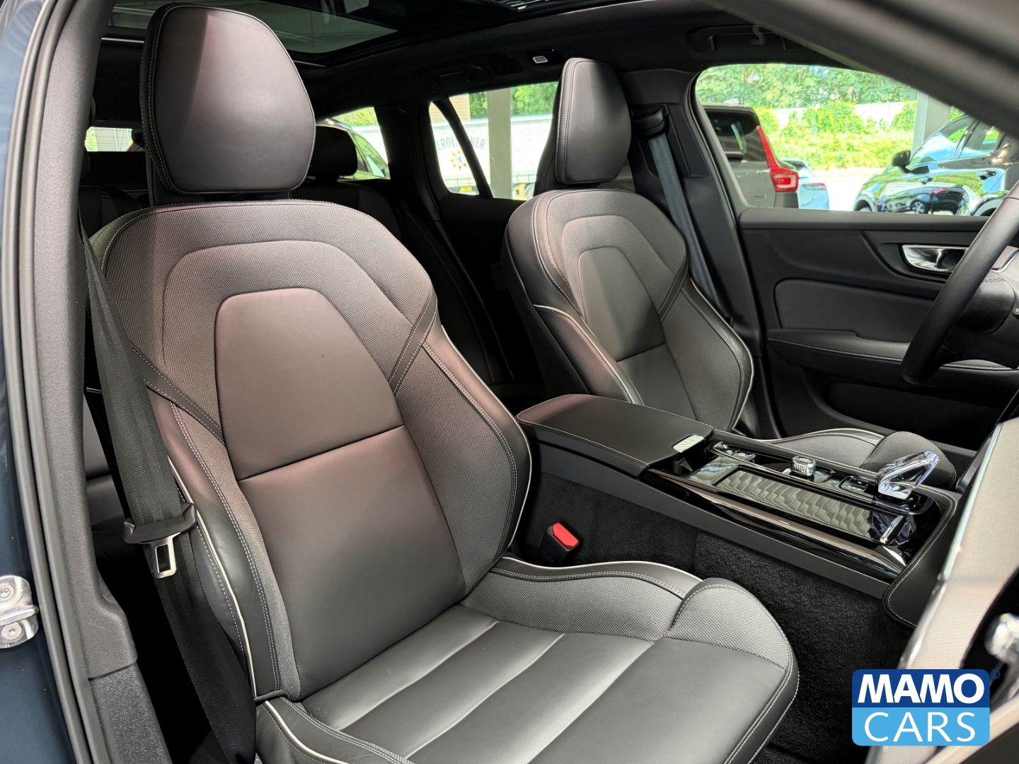 Fahrzeugabbildung Volvo V60 T6 AWD Plus Dark ACC/BLIS/360°/PANO/HUD