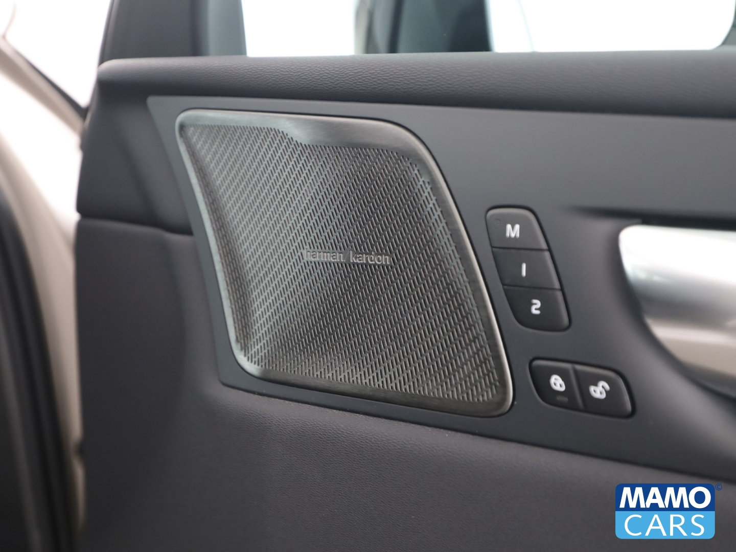 Fahrzeugabbildung Volvo XC60 T8 Recharge AWD Plus Dark Plug-In Hybrid