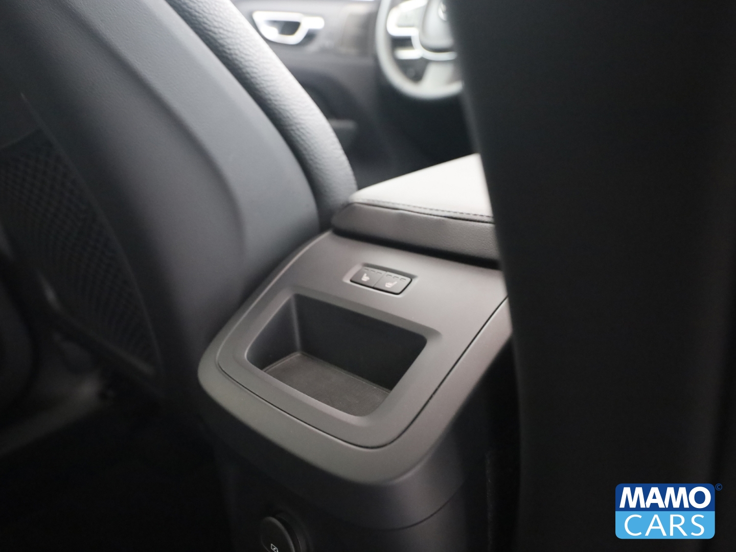 Fahrzeugabbildung Volvo XC60 T8 Recharge AWD Plus Dark Plug-In Hybrid