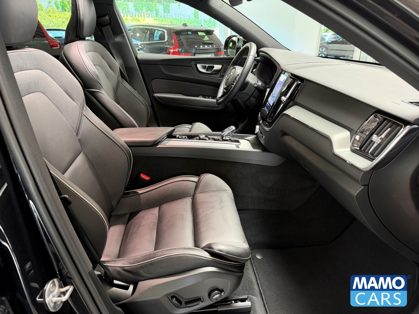 Fahrzeugabbildung Volvo XC60 B5 AWD Plus Black Editi. BLIS/PANO/360°/HUD