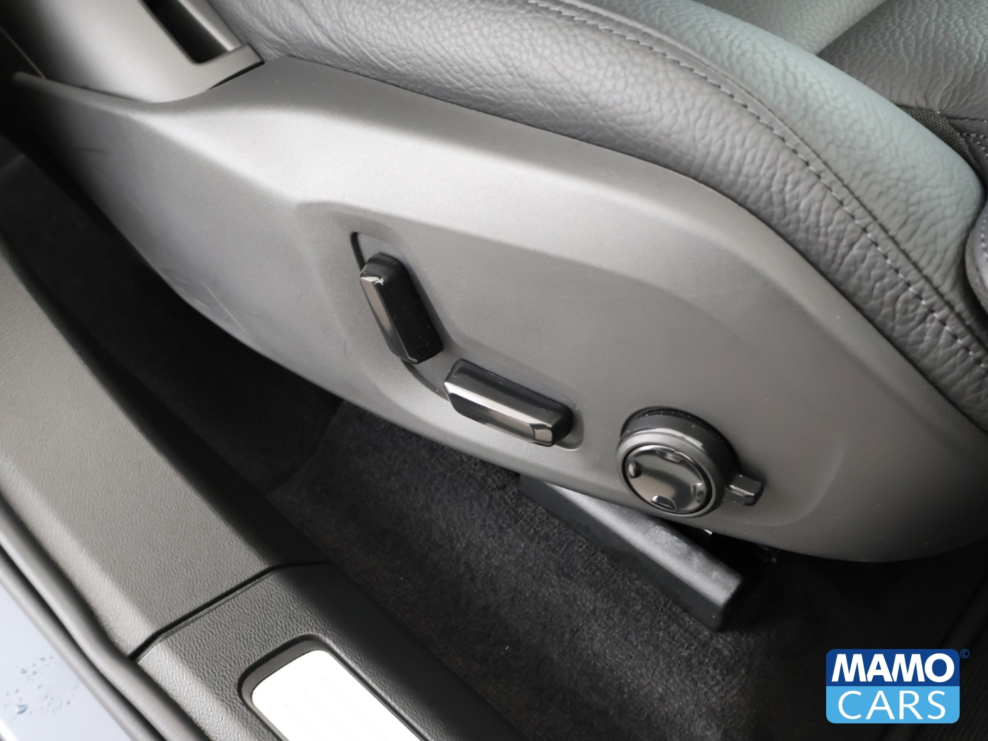 Fahrzeugabbildung Volvo XC60 T8 AWD Plus Dark ACC/PANO/HUD/BLIS/360°/AHK