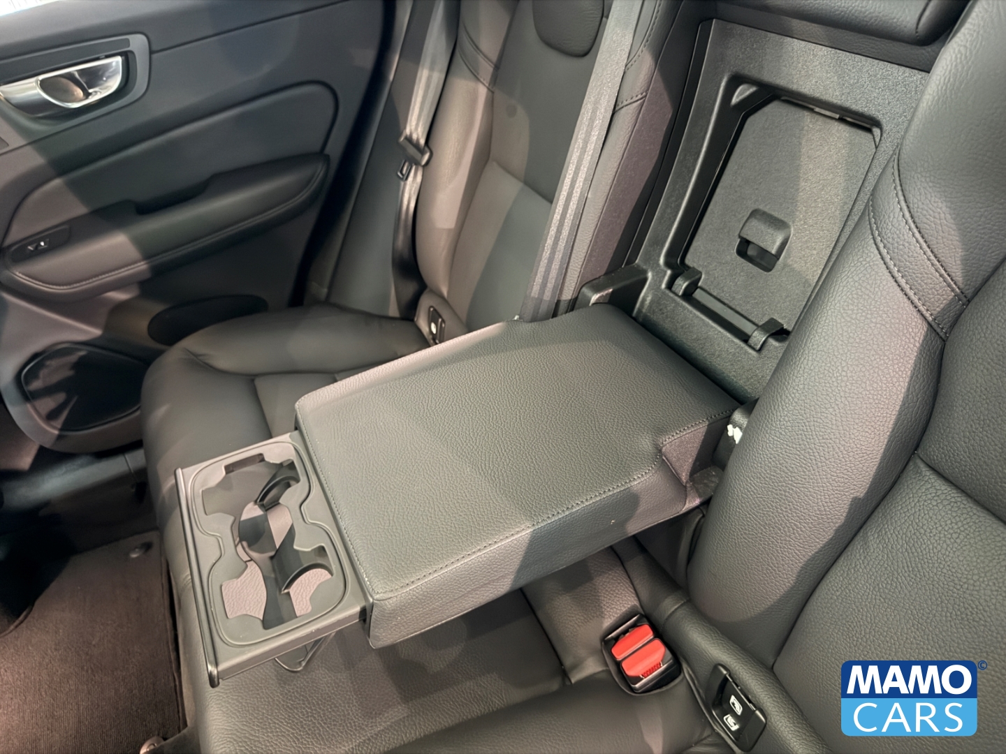 Fahrzeugabbildung Volvo XC60 B5 Ultra Dark 0,99% AHK/21''/PANO/360/FOUR-C
